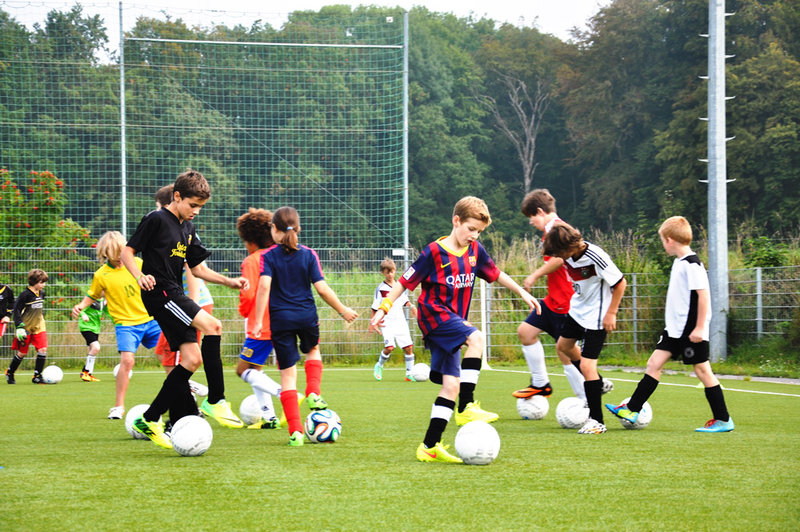 Kinder-Fußballfreizeit Kinder trainieren auf ein Fußballplatz